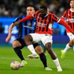 Lautaro Martinez e Youssouf Fofana si contendono il pallone