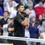 Novak Djokovic esulta facendo un gesto con le dita
