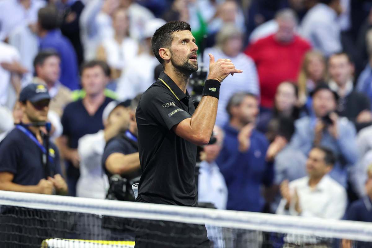 Novak Djokovic esulta facendo un gesto con le dita