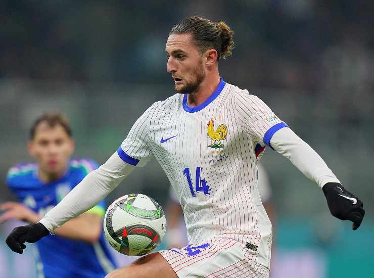 Il centrocampista francese Adrien Rabiot con la Francia