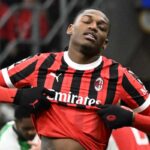 Rafa Leao alza la maglia del Milan per sfilarsela
