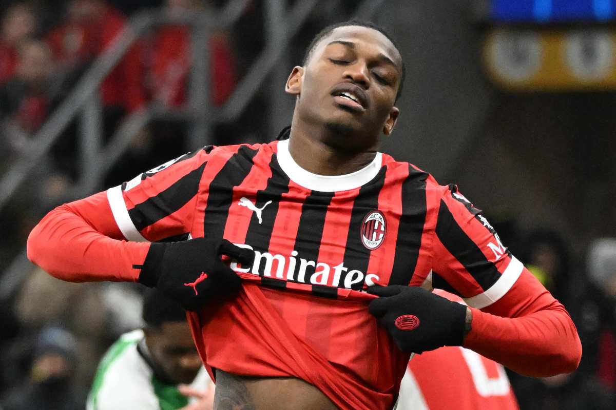 Rafa Leao alza la maglia del Milan per sfilarsela