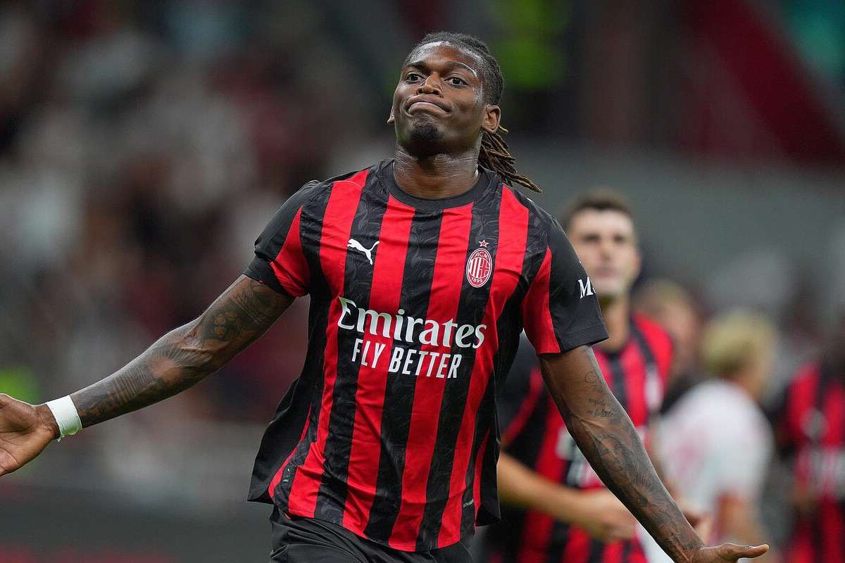 Rafael Leao esulta dopo il gol al Bari