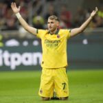 Santi Gimenez con le braccia larghe