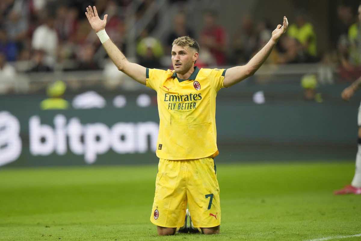 Santi Gimenez con le braccia larghe