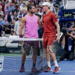Jannik Sinner e Carlos Alcaraz si salutano dopo la finale