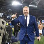Igli Tare felice alza il pollice in su