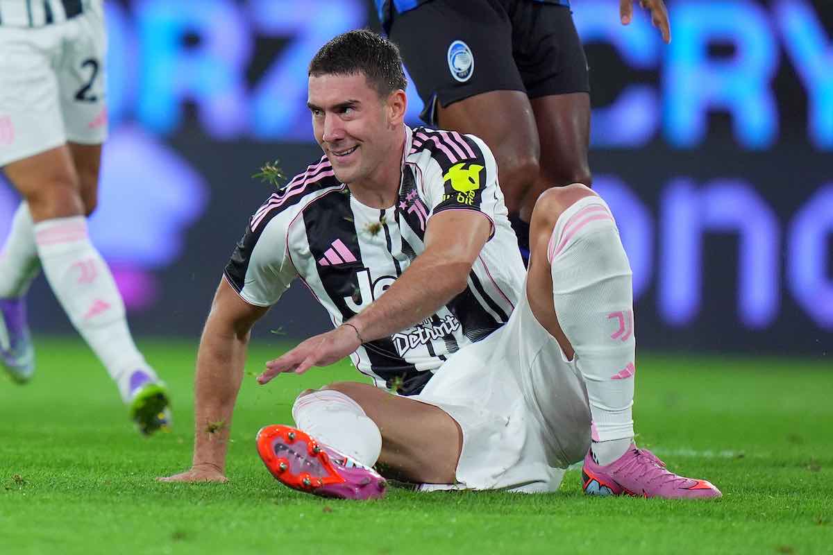 Vlahovic per terra con la maglia della Juve