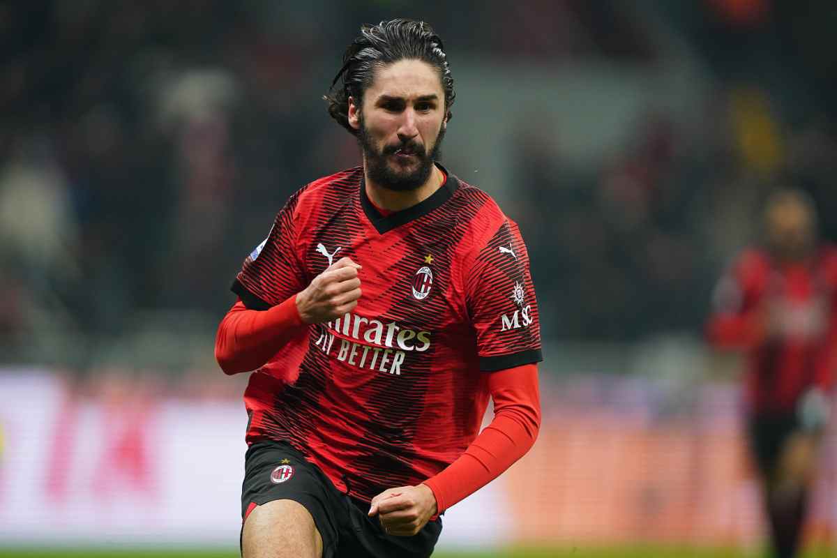 Yacine Adli con la maglia del Milan