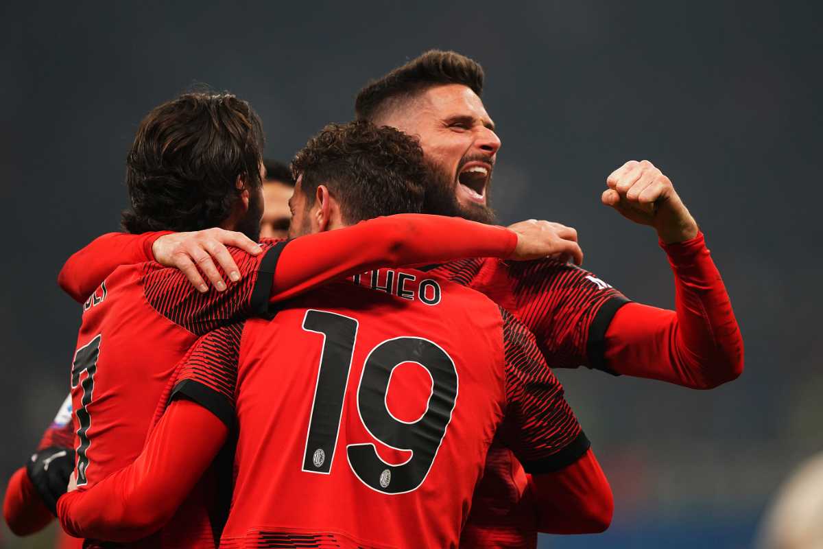 i giocatori del Milan abbracciati