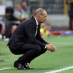 Allegri inginocchiato a bordo campo