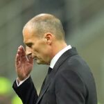 Massimiliano Allegri con una mano sul volto