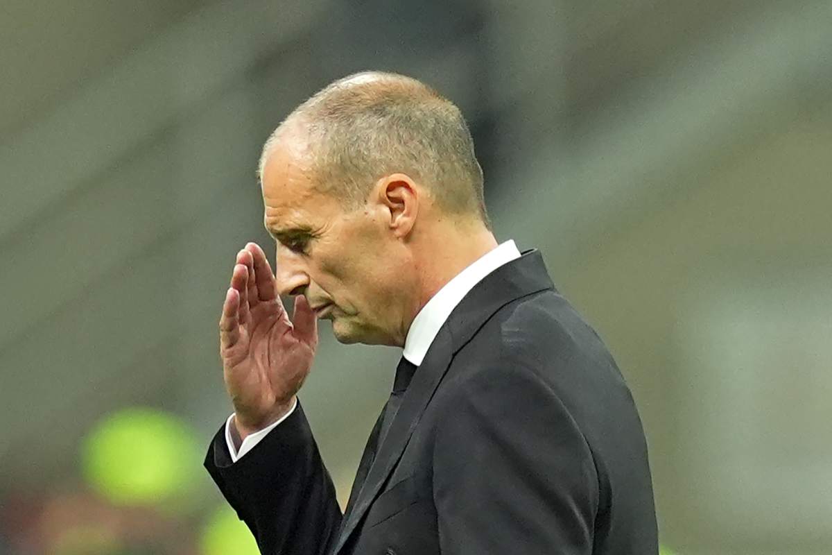 Massimiliano Allegri con una mano sul volto