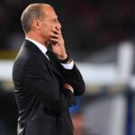 Massimiliano Allegri con una mano sul volto