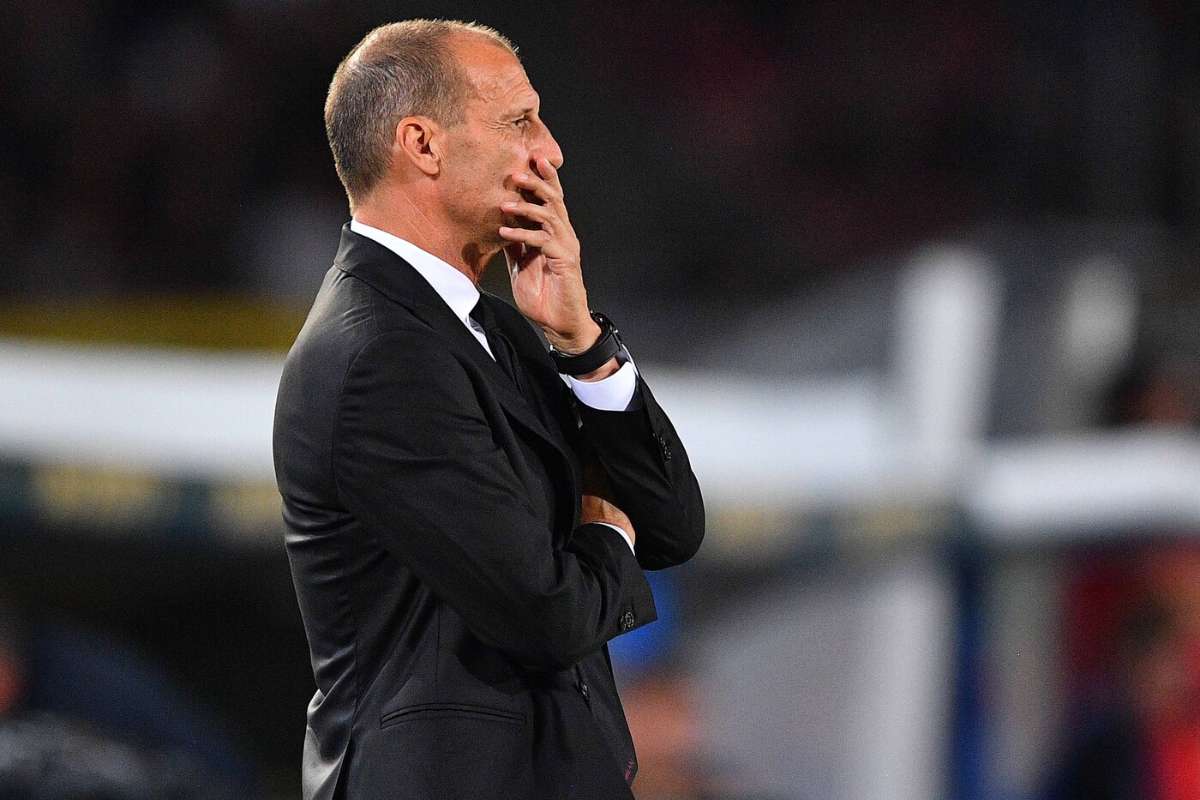 Massimiliano Allegri con una mano sul volto
