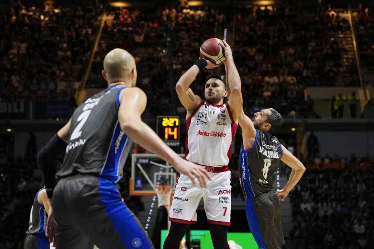 un giocatore di basket al tiro
