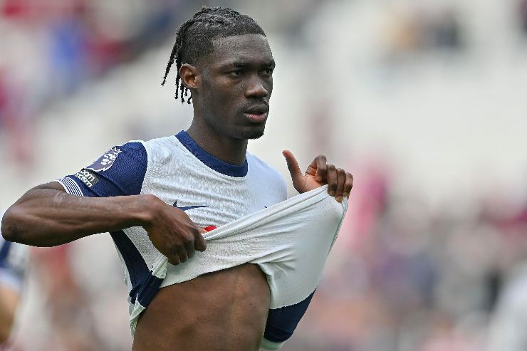 Yves Bissouma si tira su la maglietta