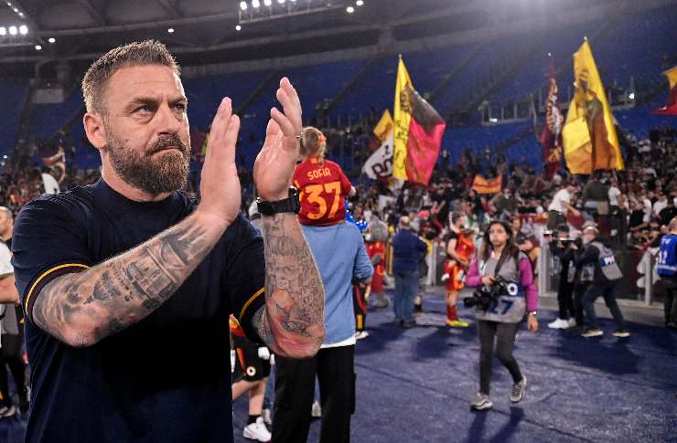 Daniele De Rossi applaude i tifosi della Roma