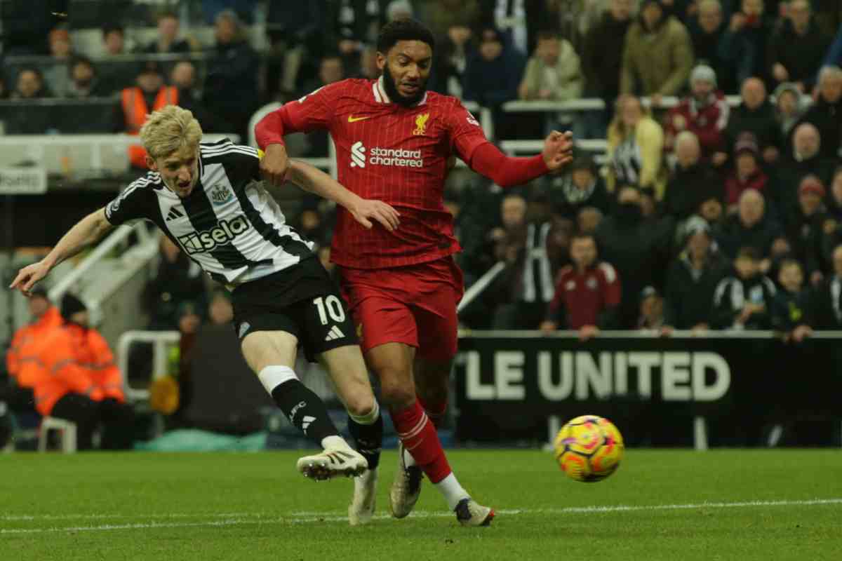 Joe Gomez contrasta un avversario