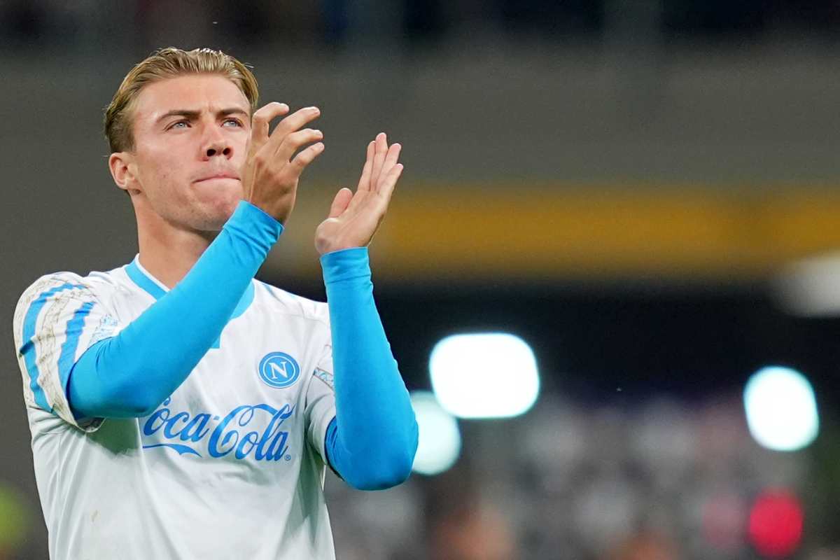 Hojlund applaude i tifosi del Napoli