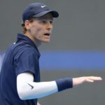 Jannik Sinner con la protezione sul braccio destro