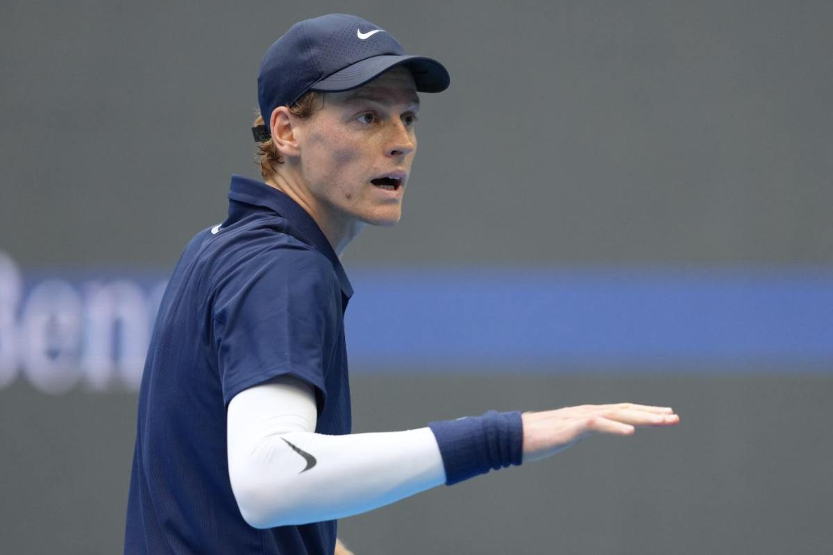 Jannik Sinner con la protezione sul braccio destro