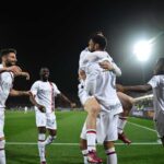 Loftus Cheek abbracciato dai compagni di squadra