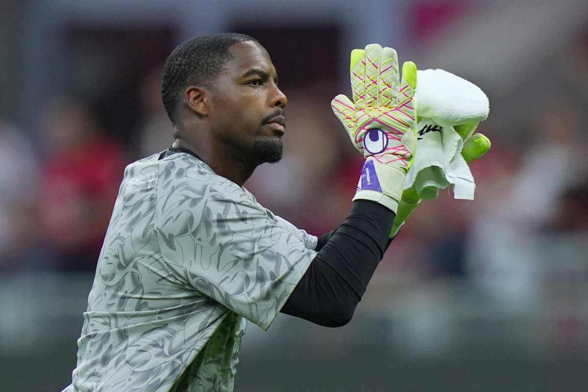 Mike Maignan applaude