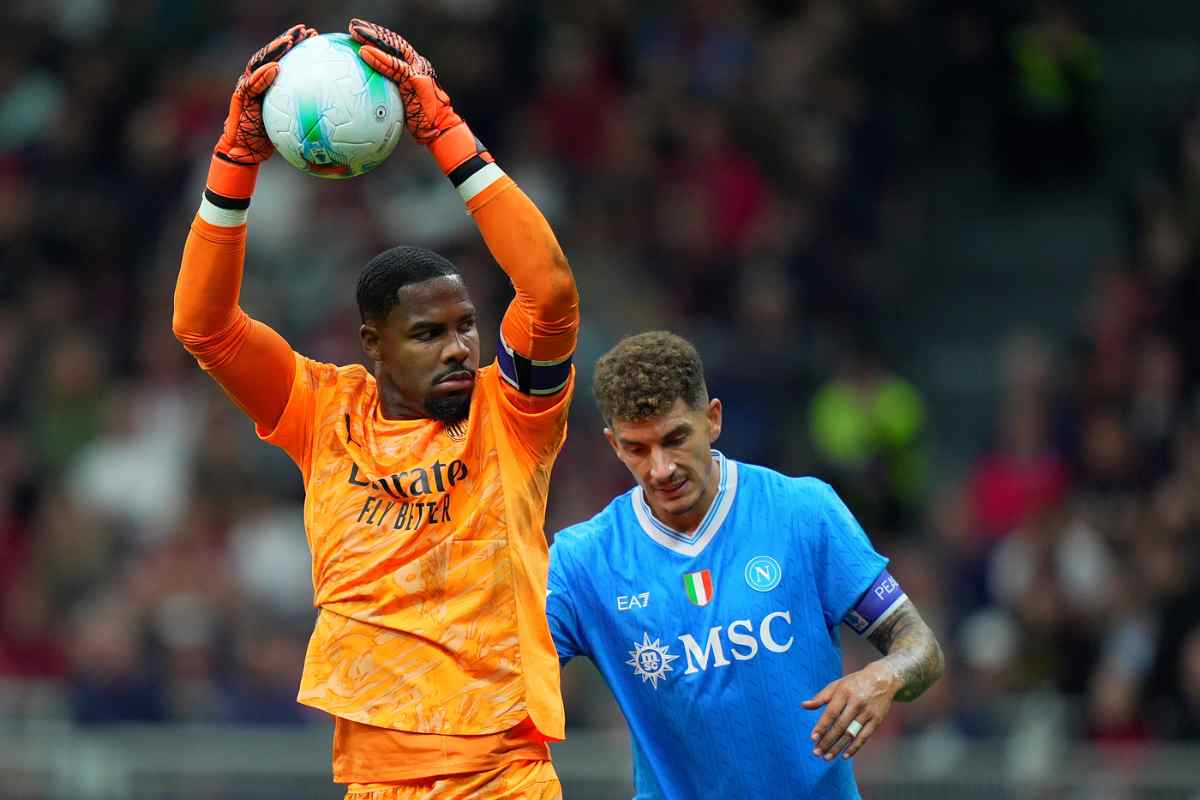 Mike Maignan blocca il pallone in uscita
