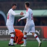 due calciatori si danno il cinque