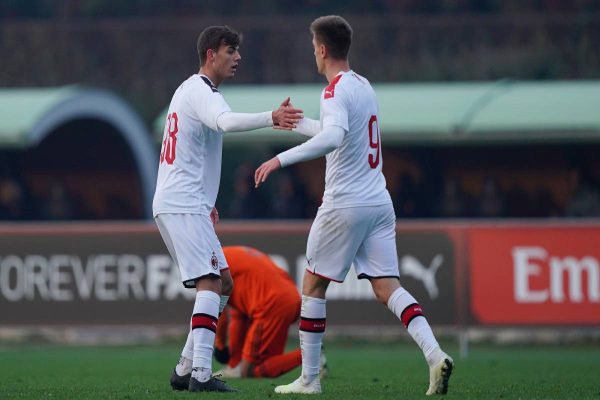 due calciatori si danno il cinque
