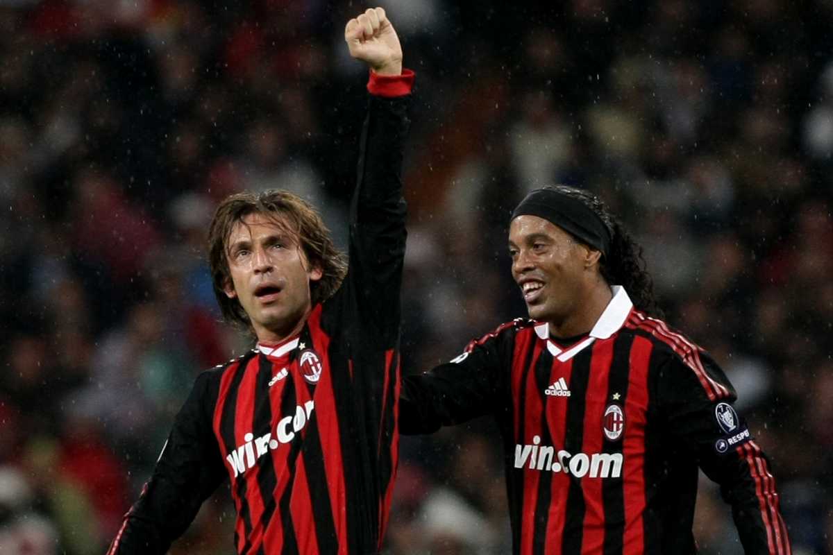 Pirlo e Ronaldinho con la maglia del Milan