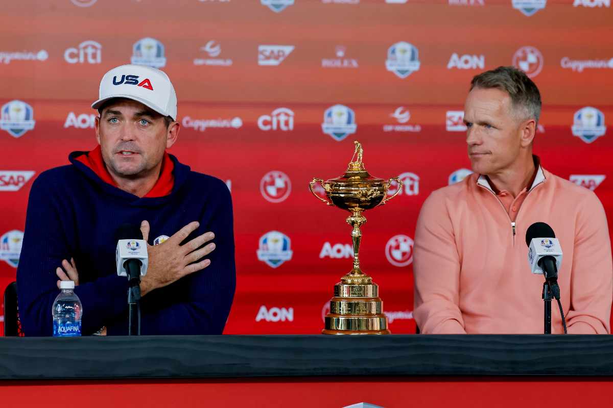 i due capitani di Ryder Cup con al centro il trofeo
