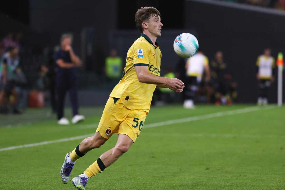 Alexis Saelemaekers stoppa la palla di petto