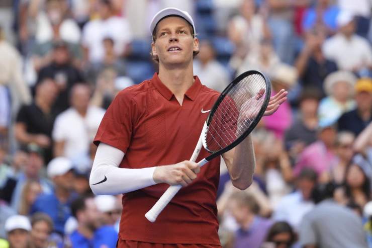 Jannik Sinner applaude il pubblico allo US Open