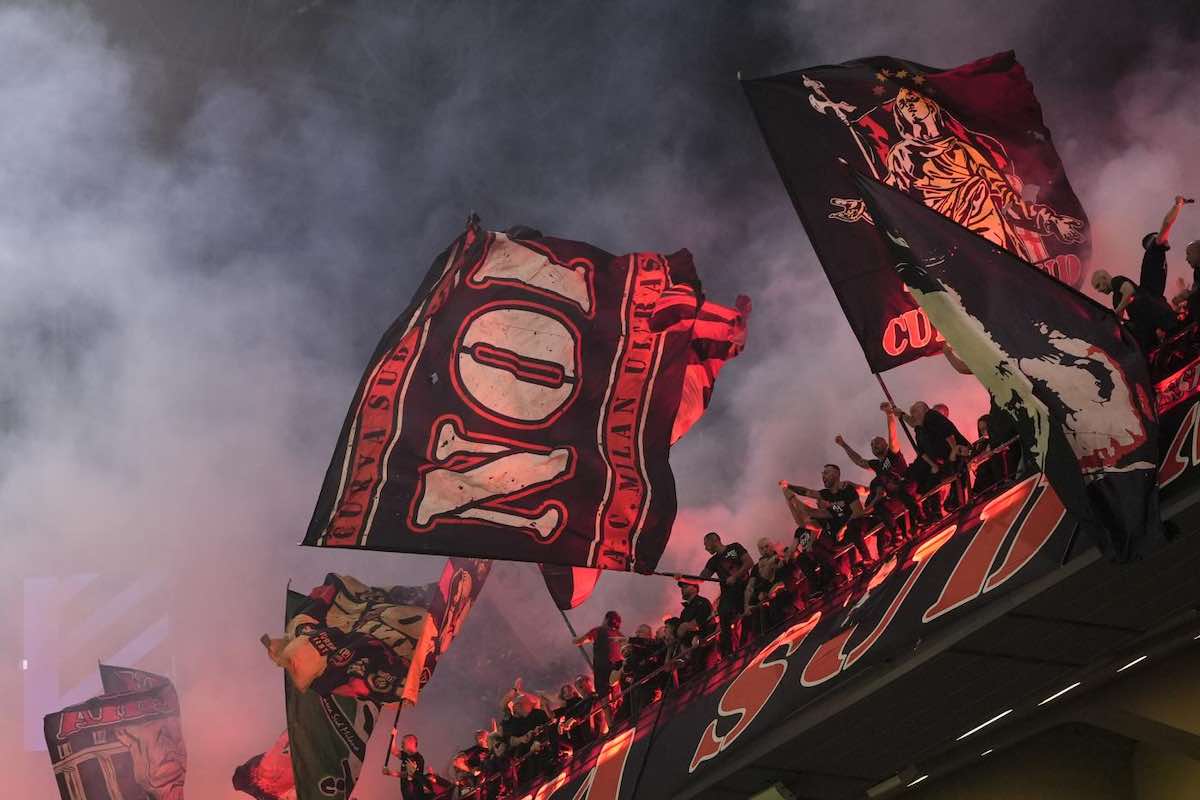 tifosi del Milan a San Siro