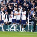 i giocatori del Tottenham esultano
