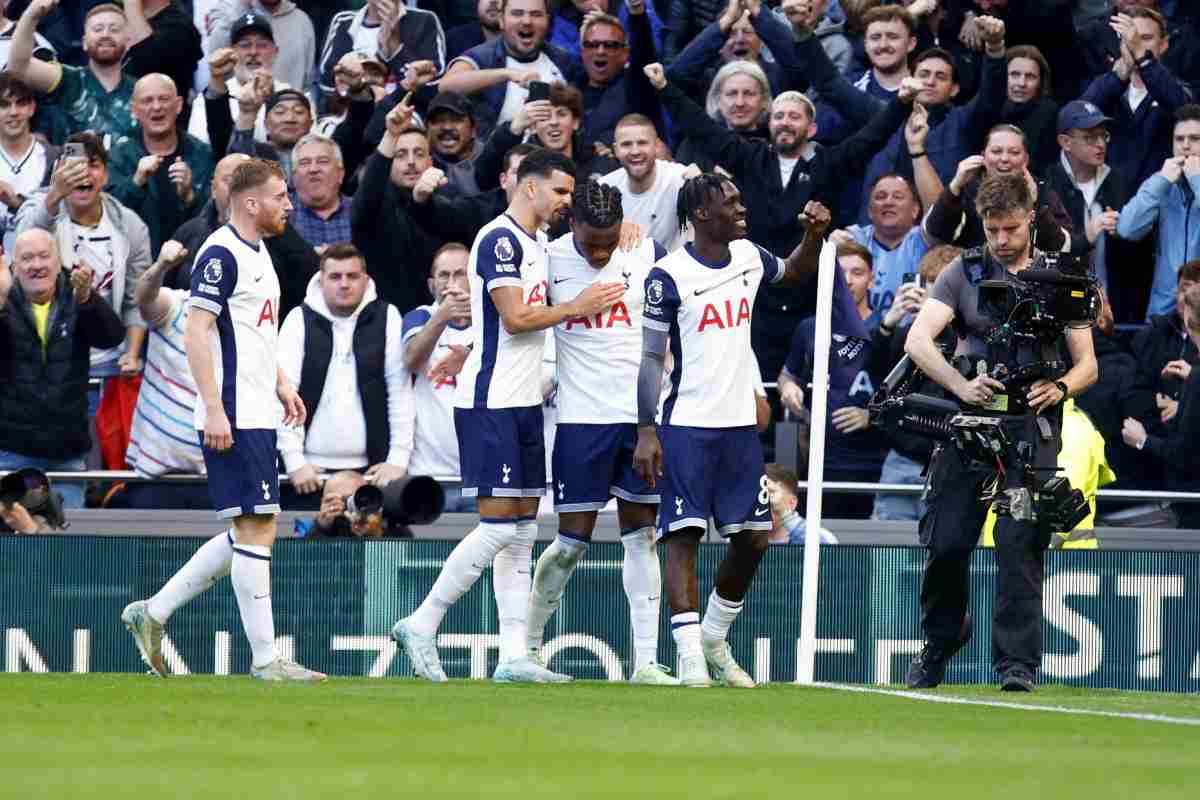 i giocatori del Tottenham esultano