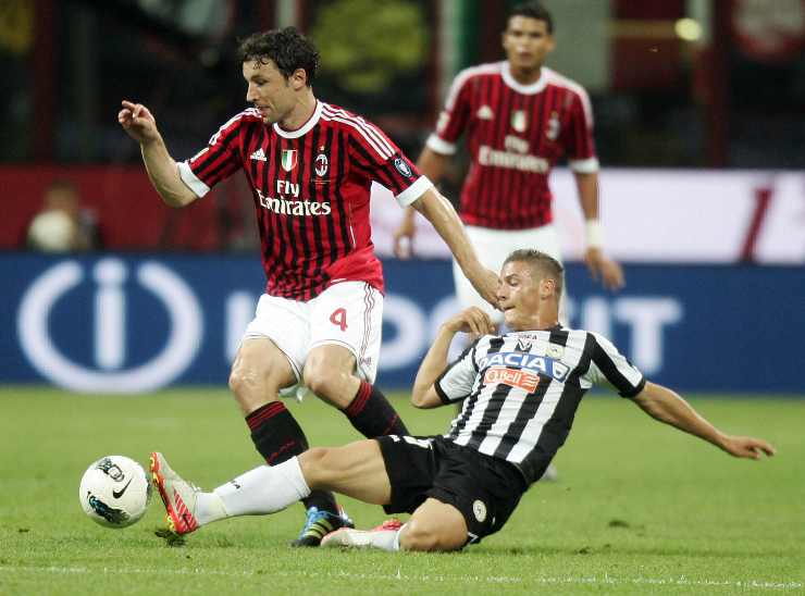 Van Bommel in azione in una partita del Milan