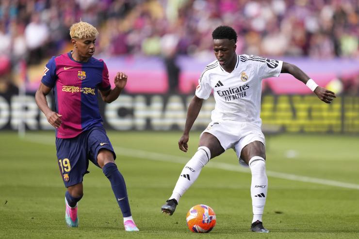Yamal e Vinicius in campo in Barcellona-Real Madrid