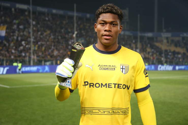 Zion Suzuki con il premio di migliore in campo