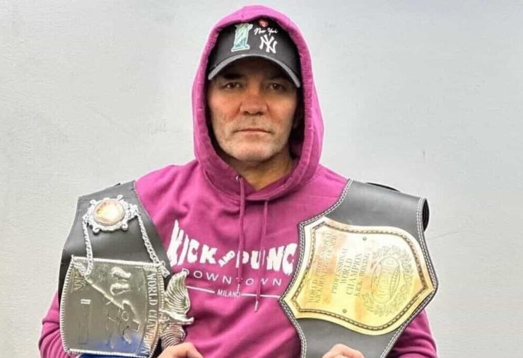 Angelo Valente con le cinture di campione del mondo