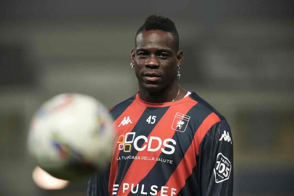 Mario Balotelli con la maglia del Genoa