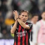 Luka Modric applaude i tifosi all'Allianz Arena
