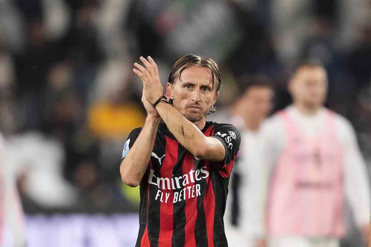 Luka Modric applaude i tifosi all'Allianz Arena