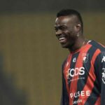 Balotelli sorridente con la maglia del Genoa