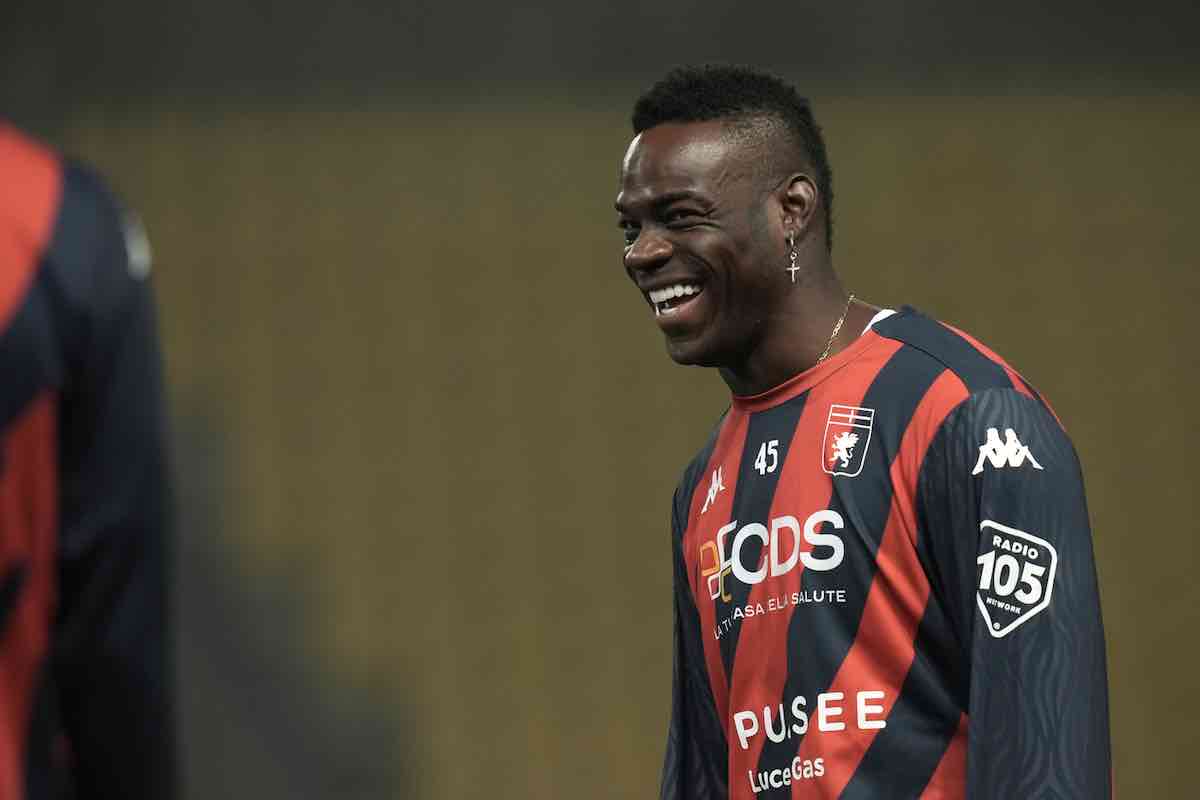 Balotelli sorridente con la maglia del Genoa