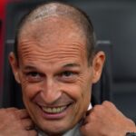 Massimiliano Allegri sorridente in panchina
