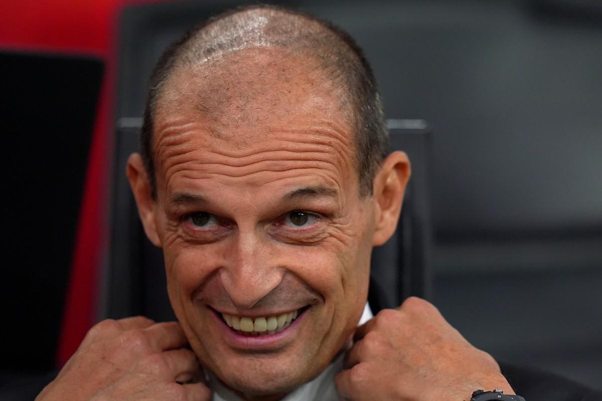 Massimiliano Allegri sorridente in panchina