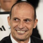 Max Allegri sorridente in panchina